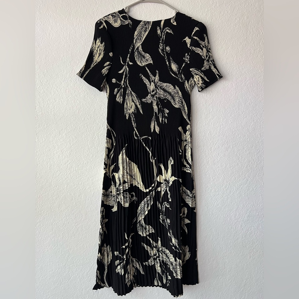 Chic Black and Cream Floral Midi Dress